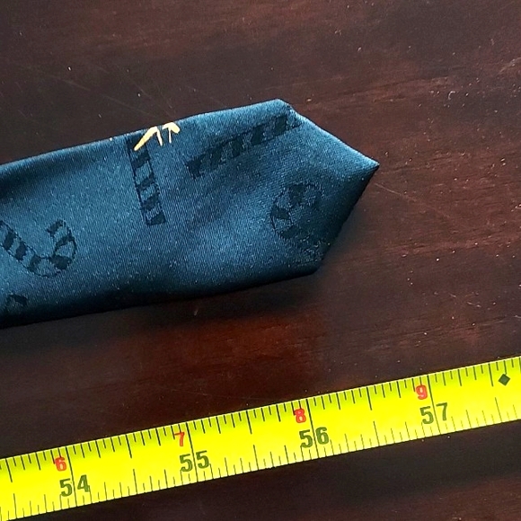 HALLMARK Novelties Men's Holiday Tie Santa In Sleigh With Reindeer - Picture 12 of 12